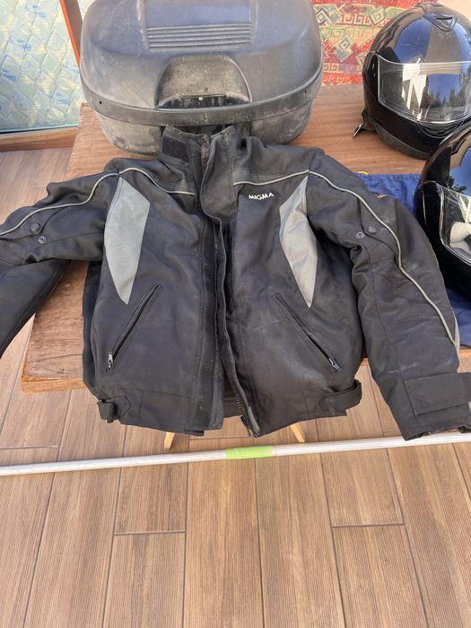Capacetes, blusão e mala para mota