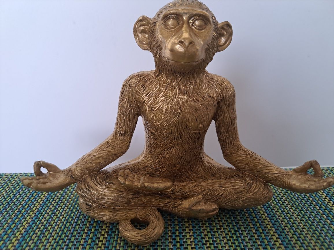 Figurka medytującą małpa