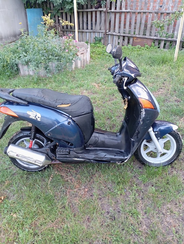 Скутер Honda NES 125.