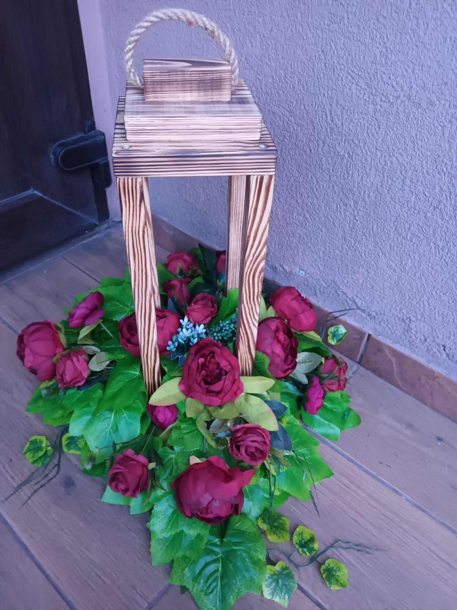 Okazaly lampion na cmentarz z kwiatami