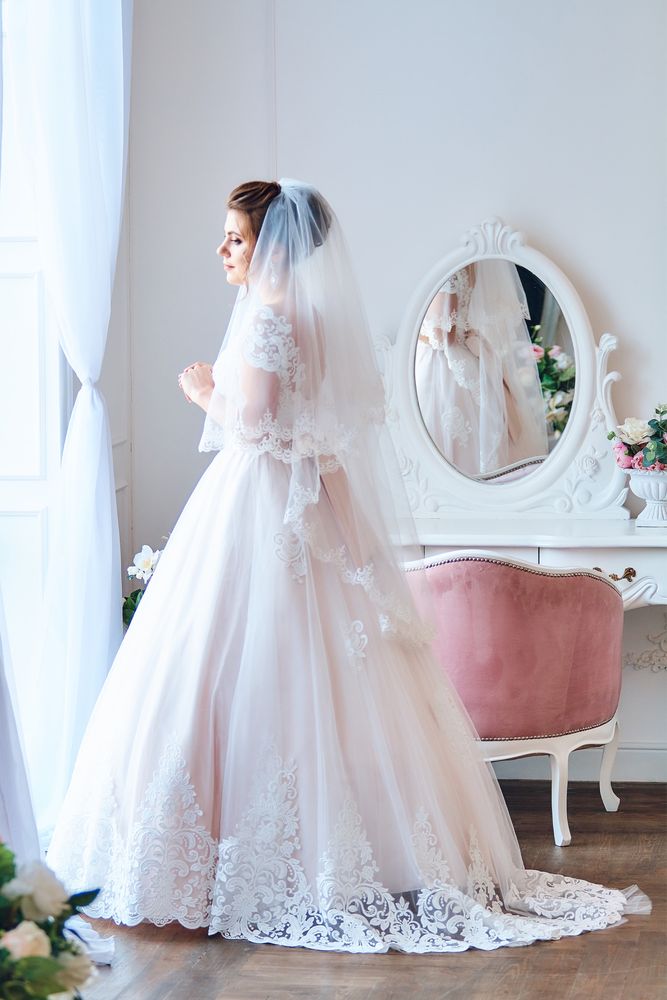 Пудрова мереживна весільна сукня для принцеси