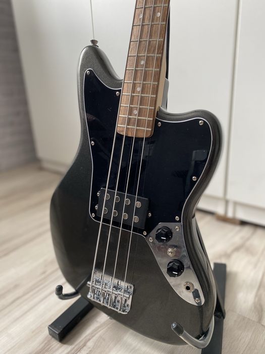 Bas elektryczny Squier Jaguar – czarno-platynowy