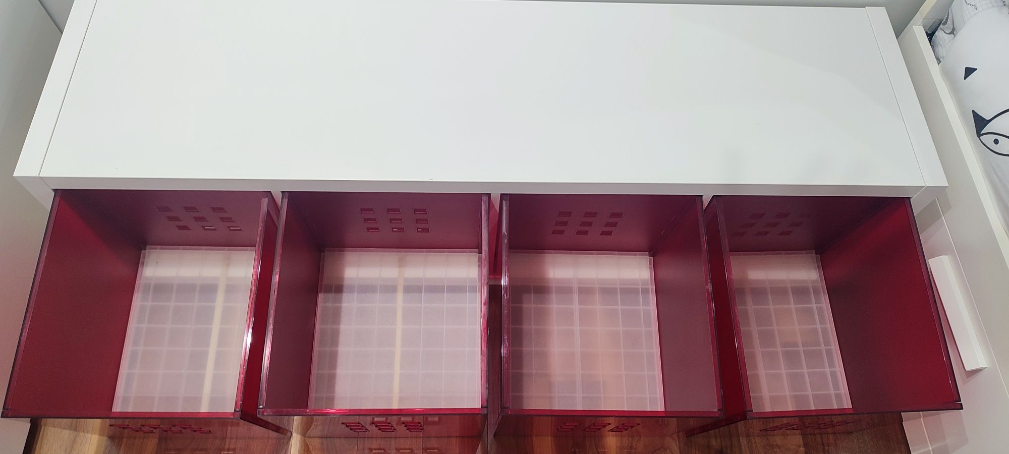 Estante IKEA Kallax com 4 caixas