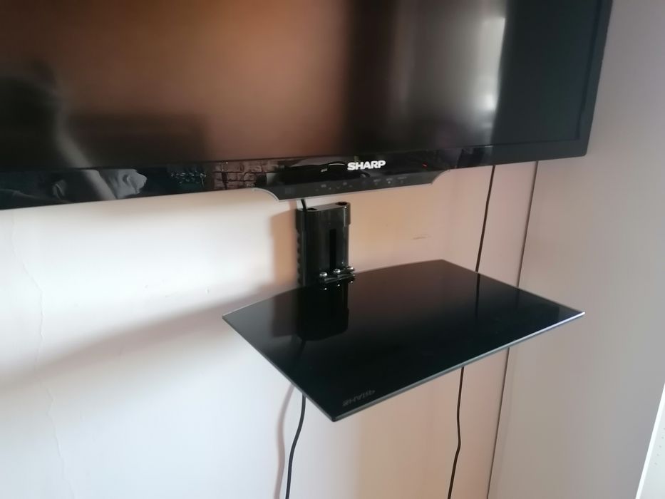 Półka szklana pod telewizor