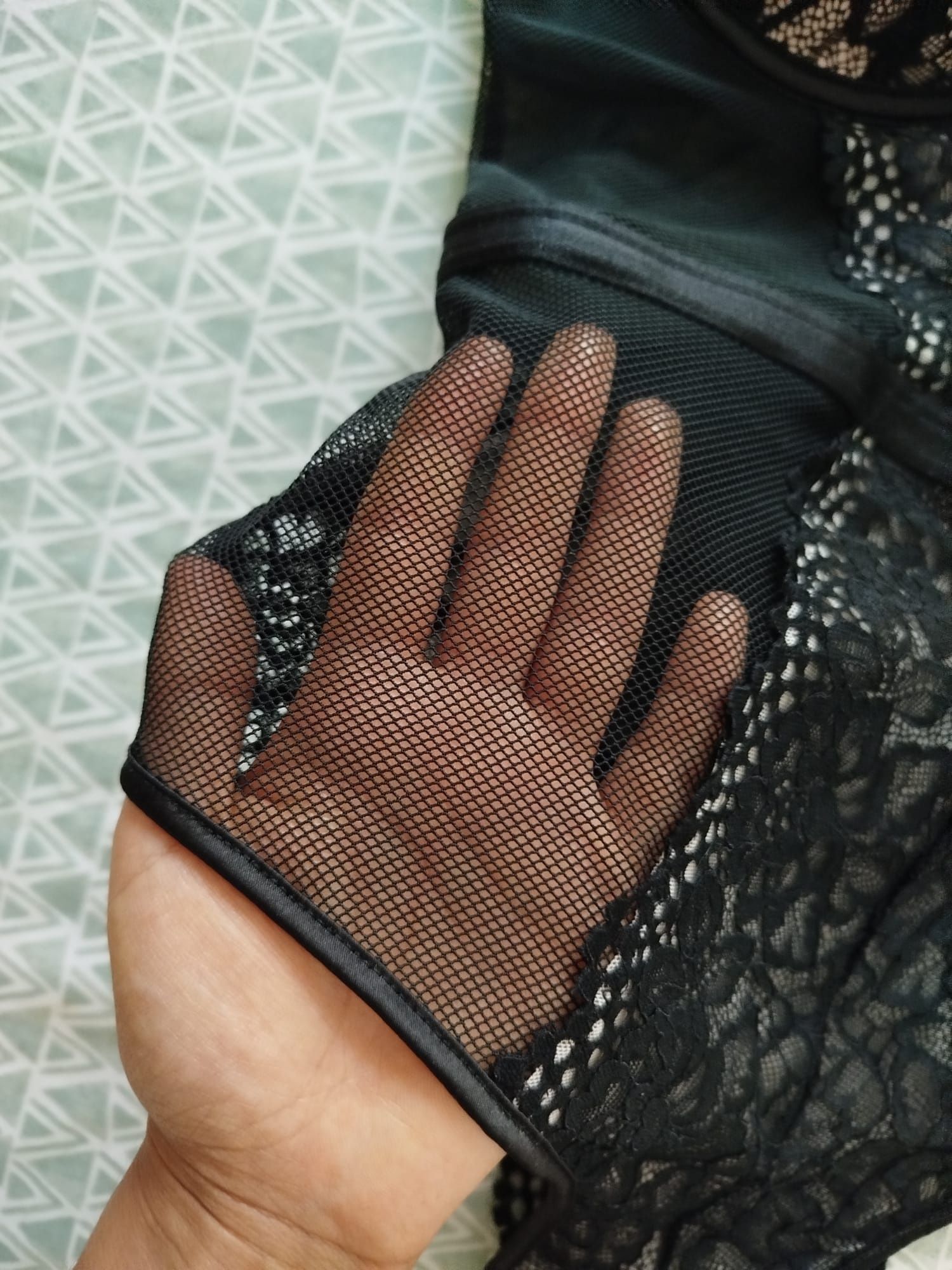 Lingerie preta com transparência