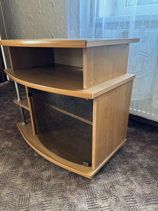 Szafka pod telewzior ze szkalną szybą