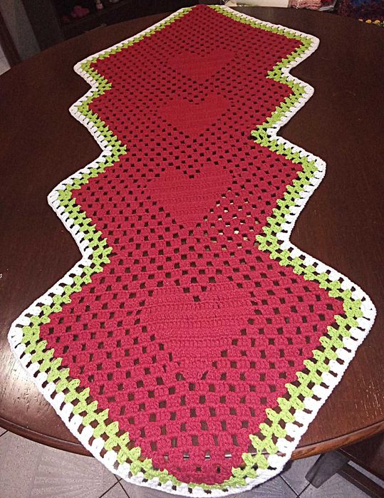 Centro de mesa em crochê vermelho, verde e branco feito à mão