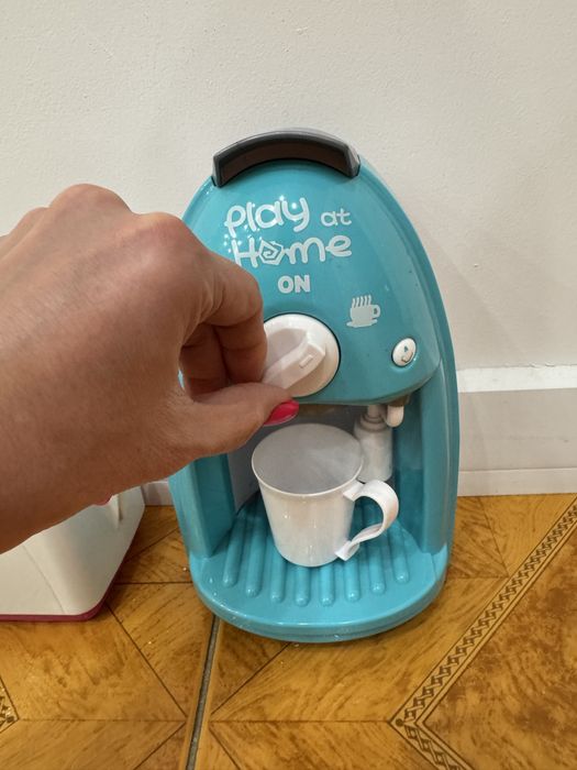 Кухонна техніка: тостер та кавомашина