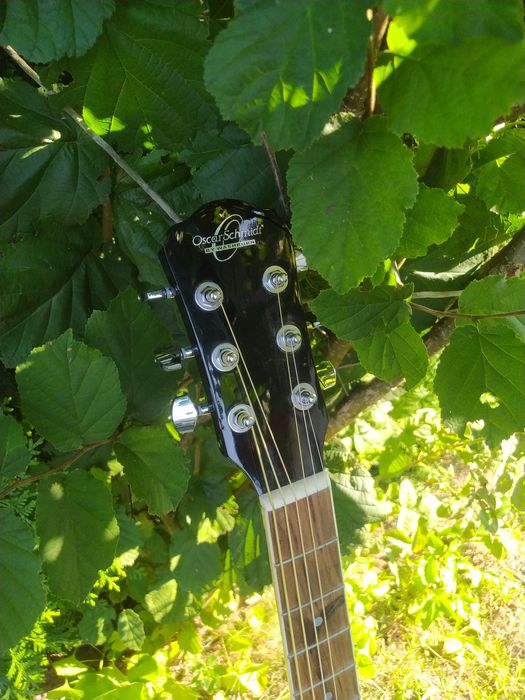 Czarna gitara elektroakustyczna