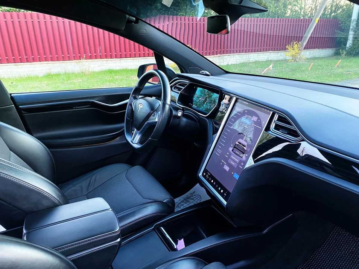 Tesla Model X 2017 року