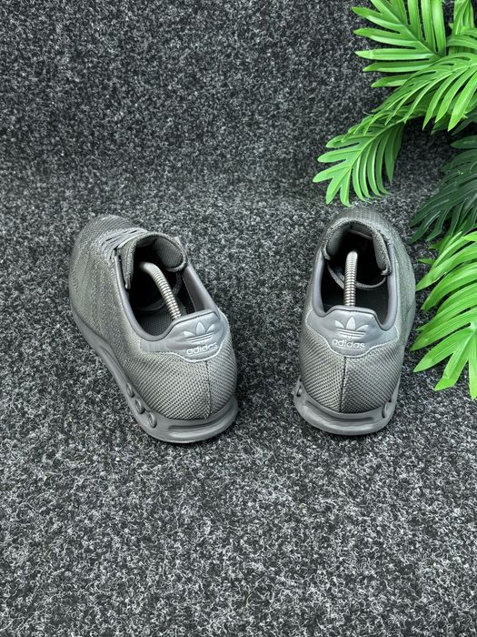Кросівки Adidas  la tainer  розмір 44 28,5 см