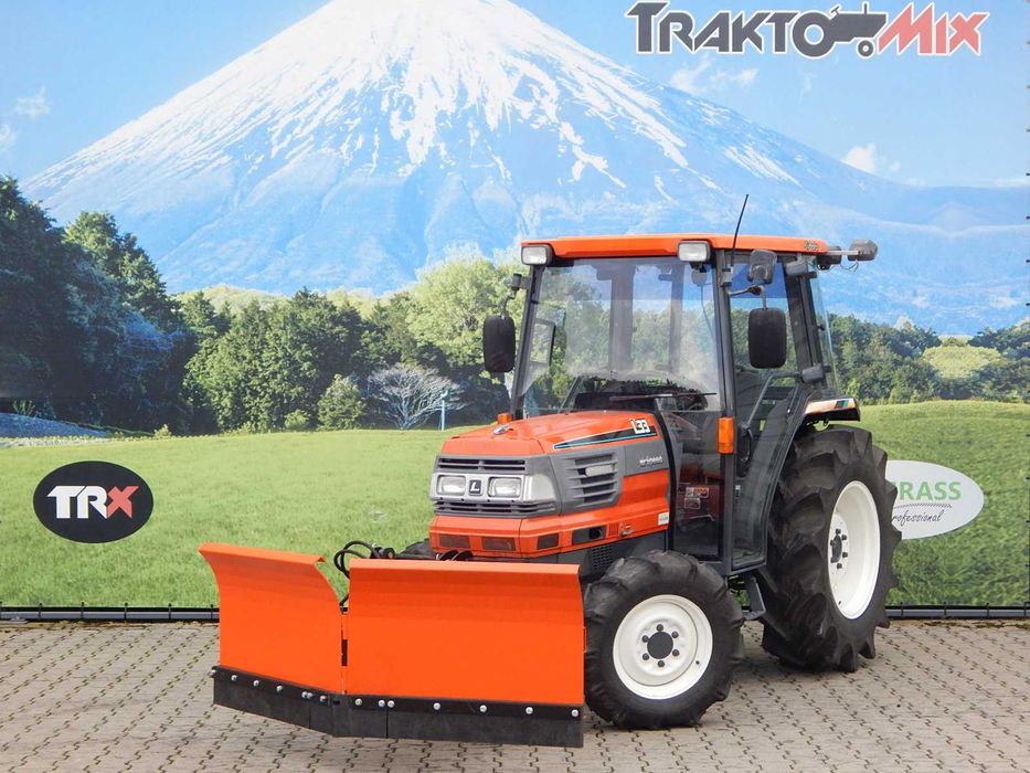 Traktor Kubota L33 pług do śniegu strzałka 4x4 solarka do odśnieżania