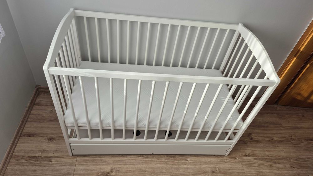 Drewniane łóżeczko dziecięce