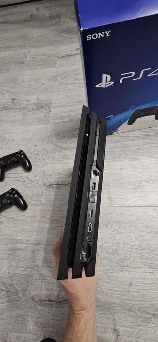 PlayStation 4 Pro 1 TB + 2 pady + 23 gry