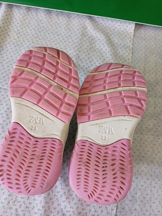 Sapatilhas da Miney tamanho 23. 3 euros.