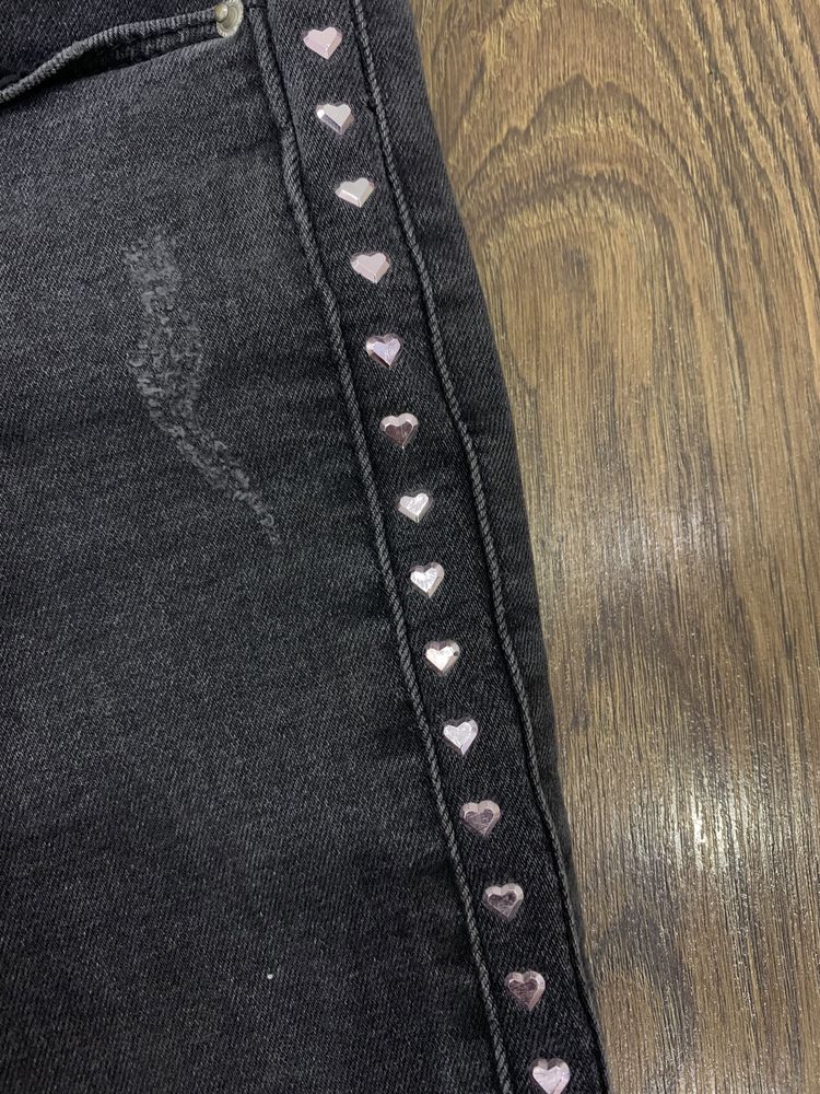 Пепельные джинсы с сердечками Zara