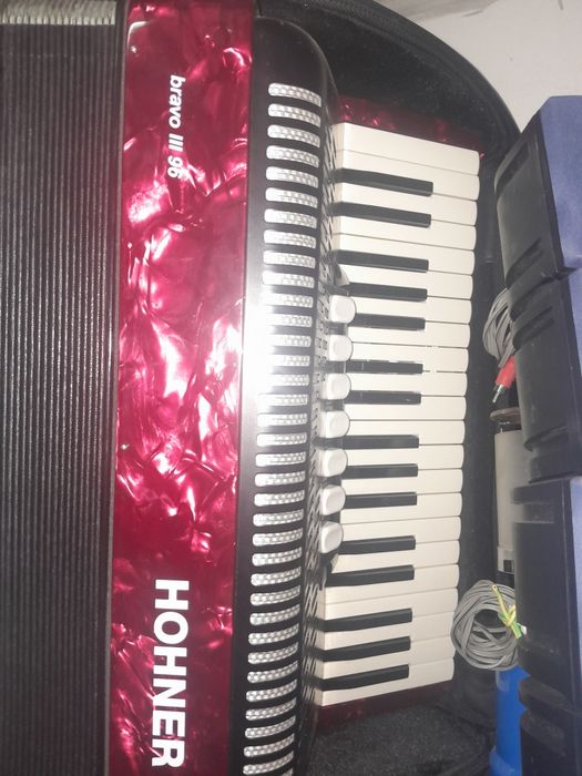 Acordeao c/ estojo estado novo 700€