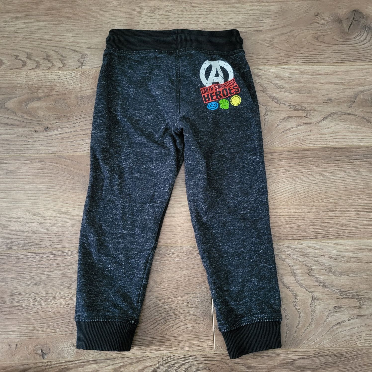 Spodnie dresowe chłopięce jogery r.104 Marvel C&A