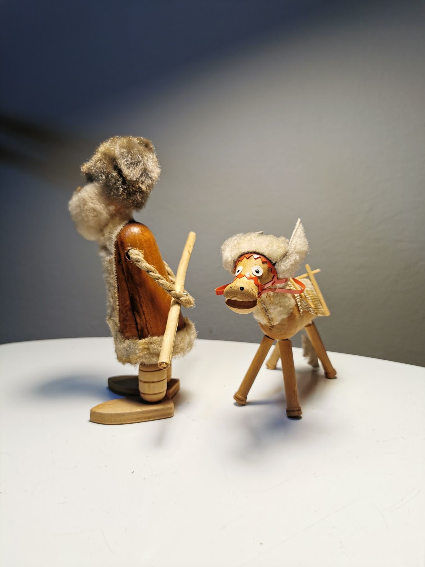 Dziadek i osioł.  Stare drewniane figurki. Zabawki z drewna
