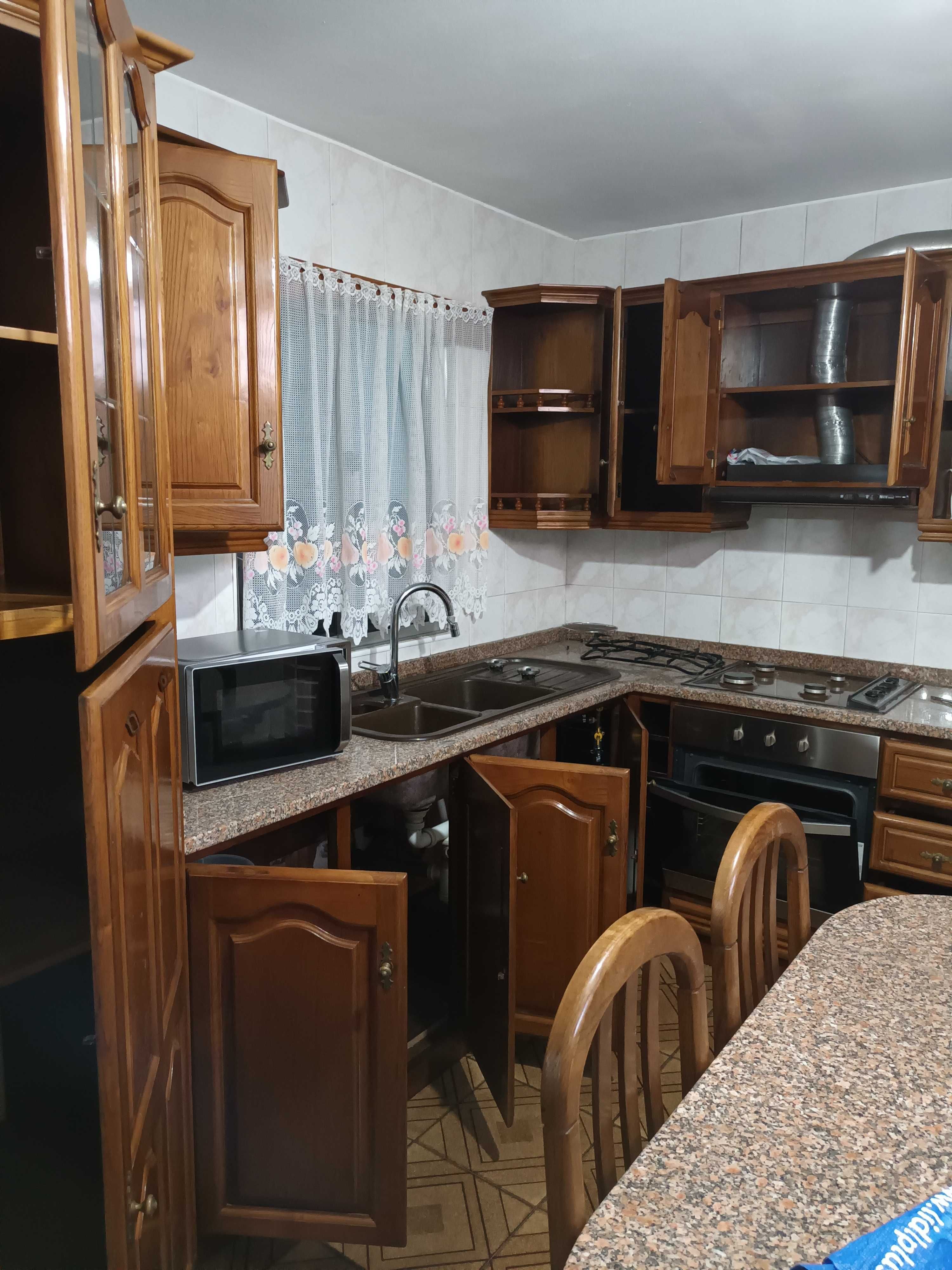 Casa para alugar com três quartos e cozinha equipada e sala mobilada.