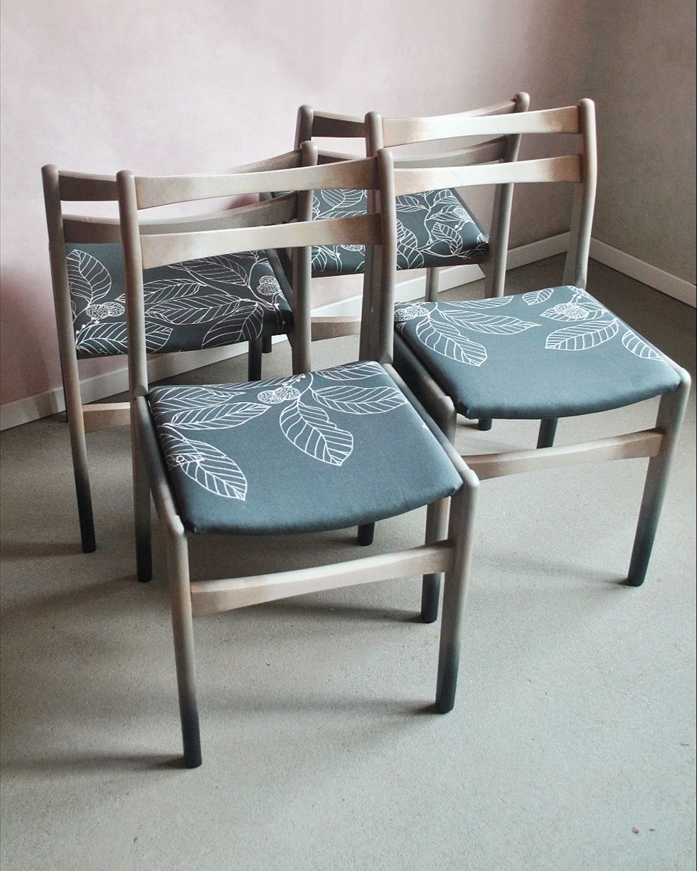 4 krzesła drewniane w odcieniach szarości odnowione
