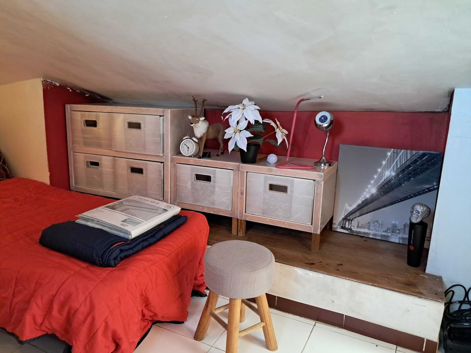 Sotão privado. Central, MetroCHIADO. Está DISPONÍVEL. Ler texto.