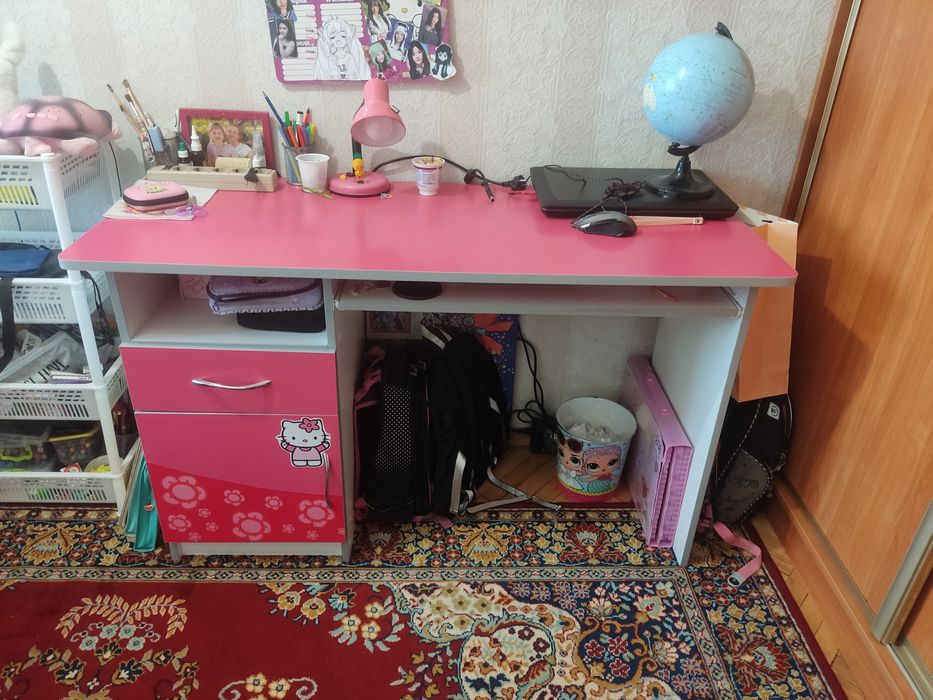 Стіл письмовий та поличка для книжок в стилі hello kitty