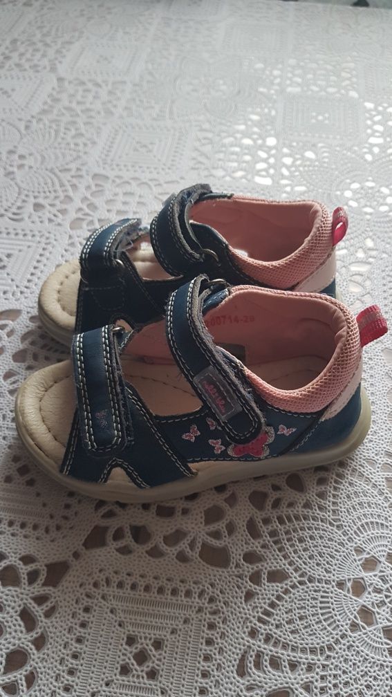 Buty dla dziewczynki 22