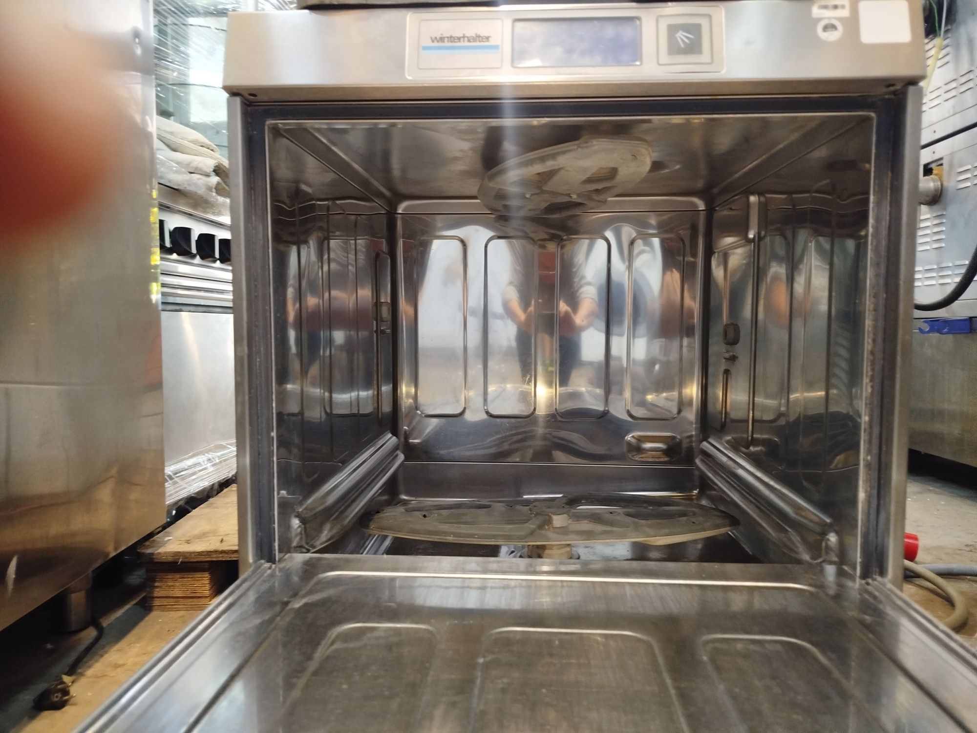 Професійна посудомийка Winterhalter