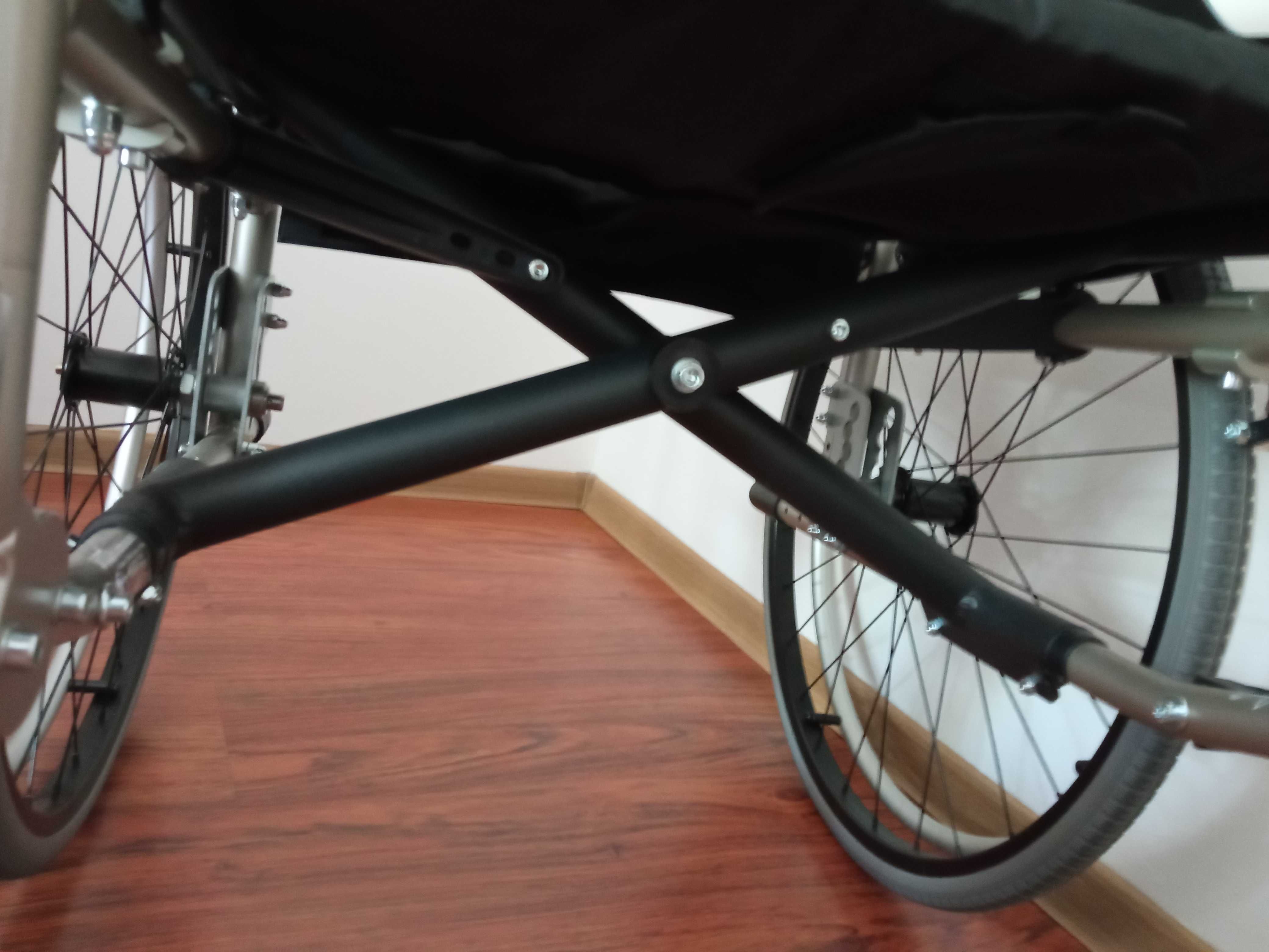 Nowy wózek inwalidzki. Rurki aluminiowe. Lekki. Wózek specjalistyczny