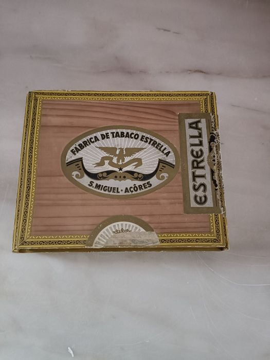 Caixa de charutos em madeira, marca Estrella, de São Miguel-Açores