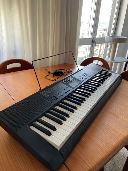 Teclado CASIO CTK-2400 com pouco uso