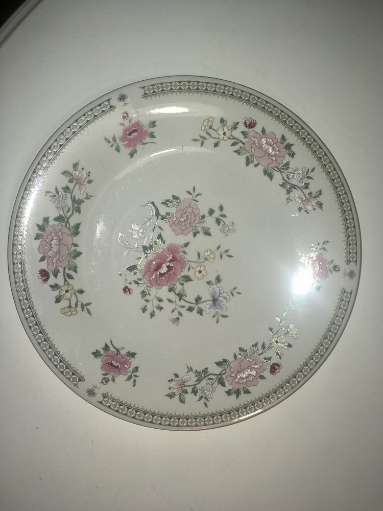 Serviço de de jantar e chá, daTrisa Fine Porcelain 1560 Roses Pattern