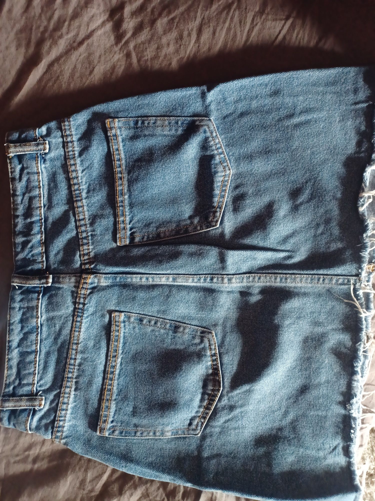 Vendo várias peças de roupa
Camisola azul stradivarius- 7,5€
Saia list