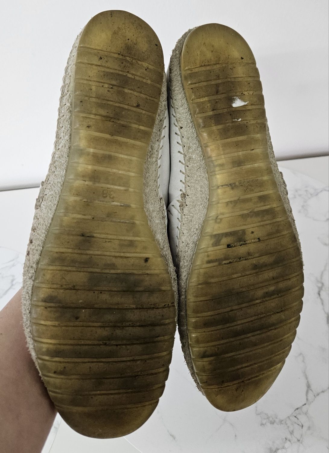 Białe skórzane lofersy baleriny mule 38