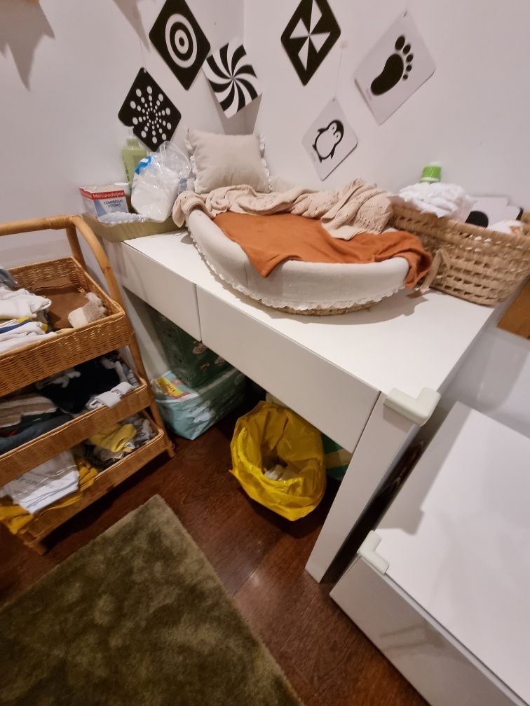 Mobília quarto com secretária e armário gavetas
