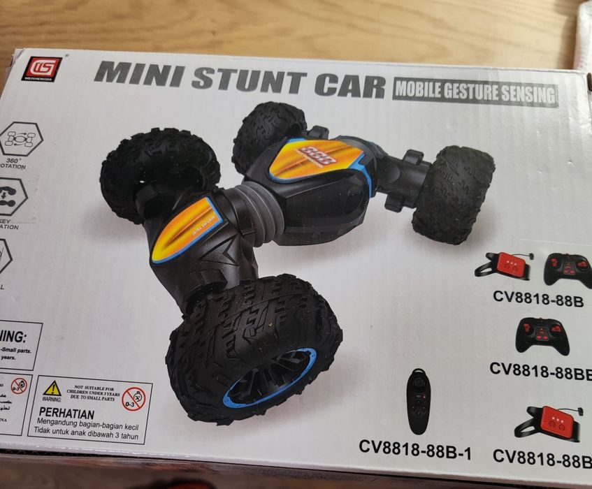 Машинка на радіоуправлінні яка перевертається)