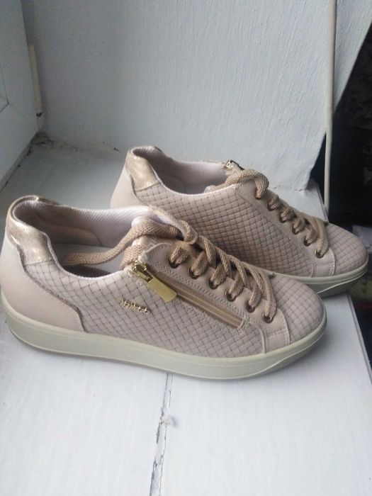 Нові шкіряні кросівки