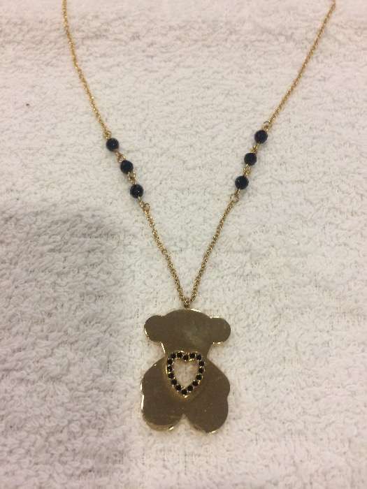 Fio dourado com medalha em forma de urso