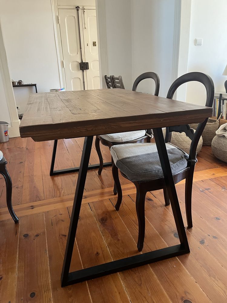 Mesa de madeira com pes de ferro preto