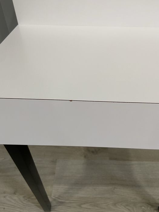 Móvel de entrada branco e preto