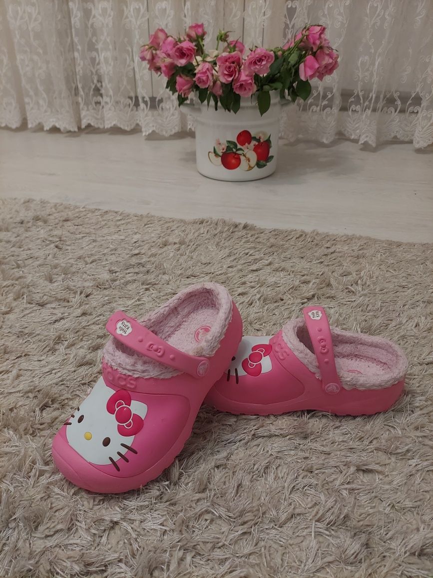 Взуття дитяче crocs нове.