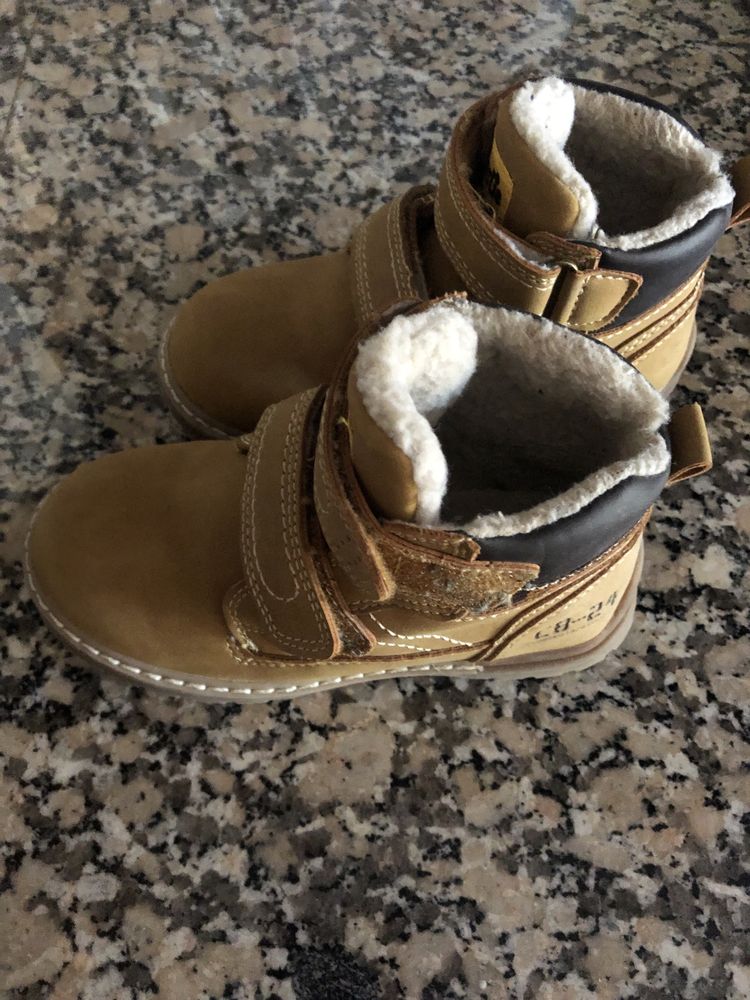 Botas de menino com pêlo