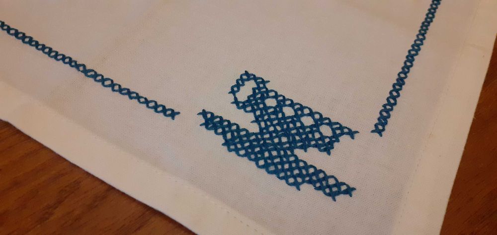 Serwetki 2 szt  bawełniane białe z niebieskim haftem retro