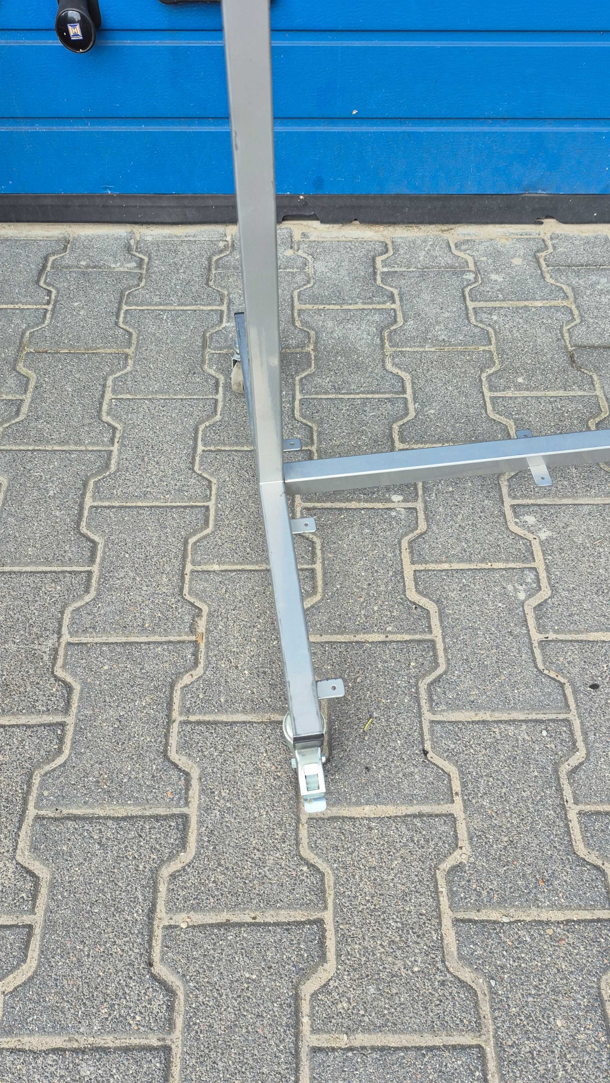 Wieszak ekspozytor na kółkach ekspozycja towaru wystawa garderoba
