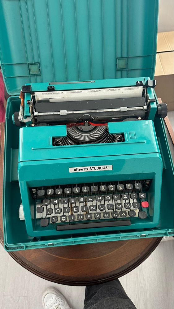 Máquina de escrever Olivetti STUDIO 45.
