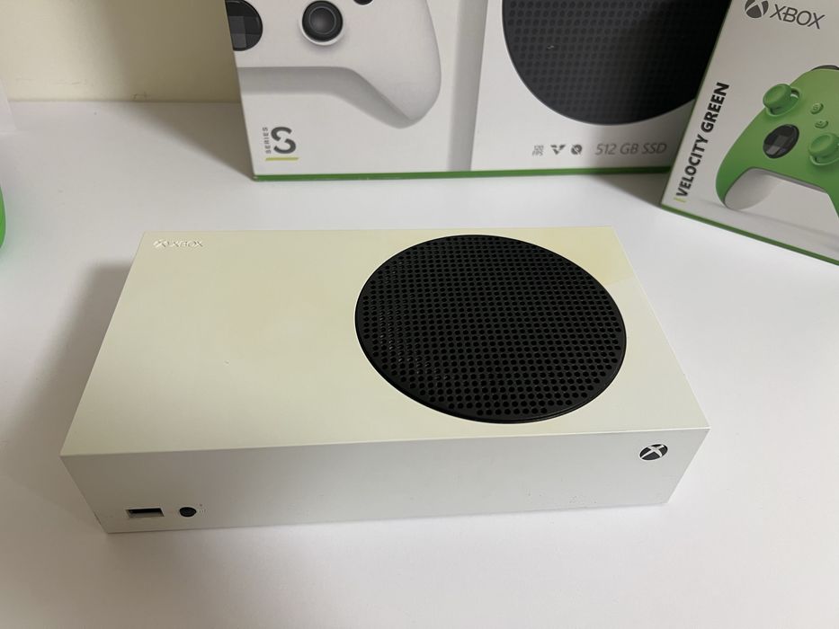 Xbox Series S (512GB SSD) з двома джойстиками