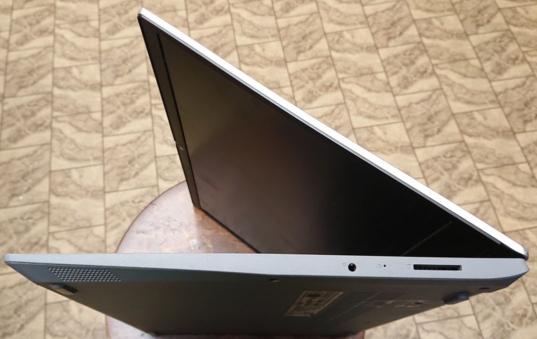 Lenovo /17,3" /Ryzen 5 3500u/SSD 512 Gb/20 Gb DDR4/батарея 3 час