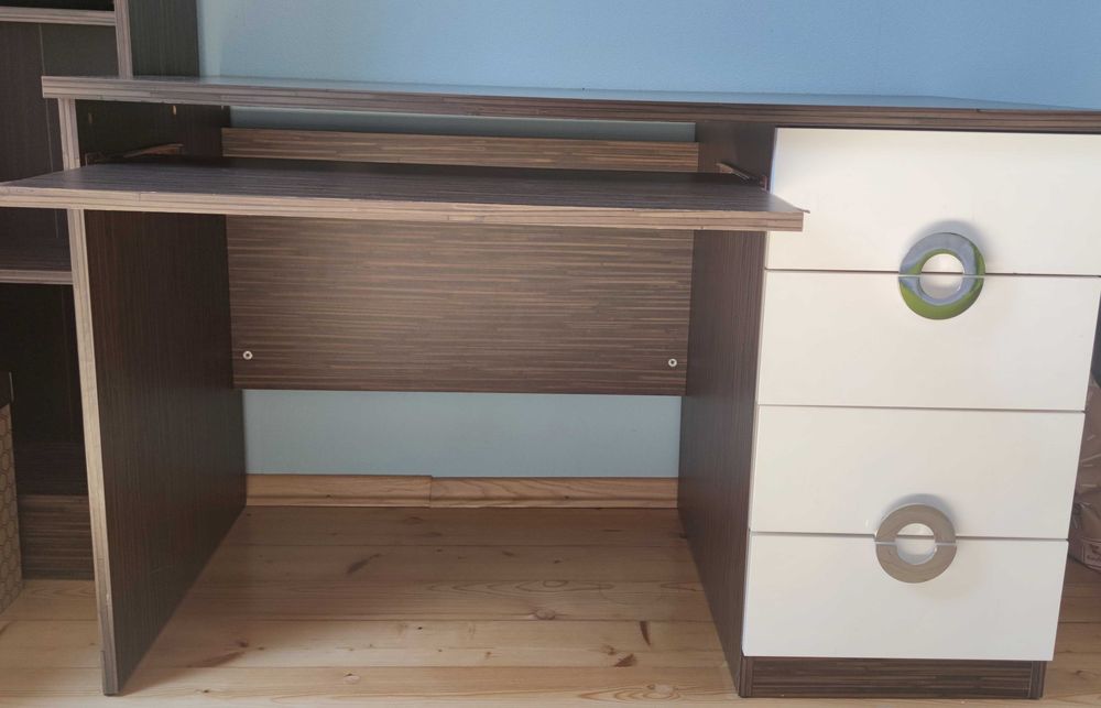 Biurko drewniane z białymi frontami Ringo (BRW)