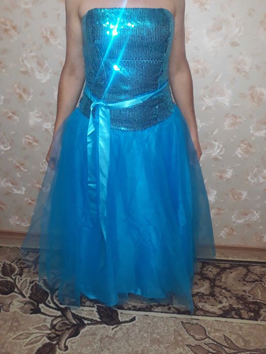 Платье нарядное голубого цвета топ со стразами размер 12